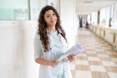 Γιατρός γυναικών που εργάζεται στο γραφείο νοσοκομείων Ιατρική υπηρεσία προσωπικού υγειονομικής περίθαλψης και γιατρών στοκ φωτογραφίες Γιατρός γυναικών που εργάζεται στο γραφείο νοσοκομείων Ιατρική υπηρεσία προσωπικού υγειονομικής περίθαλψης και γιατρών στοκ φωτογραφίες