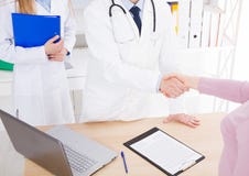 Γιατρός και ασθενής στα χέρια τινάγματος γραφείων, υγειονομική περίθαλψη στοκ φωτογραφία Γιατρός και ασθενής στα χέρια τινάγματος γραφείων, υγειονομική περίθαλψη στοκ φωτογραφία