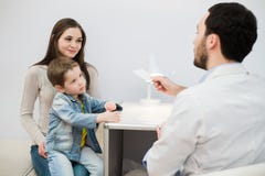 Γιατρός παιδιάτρων που εξετάζει το παιδί Μωρό εκμετάλλευσης μητέρων στα χέρια της στοκ εικόνες Γιατρός παιδιάτρων που εξετάζει το παιδί Μωρό εκμετάλλευσης μητέρων στα χέρια της στοκ εικόνες