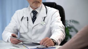 Γιατρός που ελέγχει τα στοιχεία ασθενών όσον αφορά την ταμπλέτα, που κρατά τις ιατρικές αναφορές, διαβουλεύσεις στοκ φωτογραφία με δικαίωμα ελεύθερης χρήσης Γιατρός που ελέγχει τα στοιχεία ασθενών όσον αφορά την ταμπλέτα, που κρατά τις ιατρικές αναφορές, διαβουλεύσεις στοκ φωτογραφία με δικαίωμα ελεύθερης χρήσης