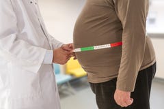 Γιατρός που μετρά το παχύσαρκο λίπος σωμάτων μέσης ατόμων Απώλεια παχυσαρκίας και βάρους στοκ φωτογραφίες Γιατρός που μετρά το παχύσαρκο λίπος σωμάτων μέσης ατόμων Απώλεια παχυσαρκίας και βάρους στοκ φωτογραφίες