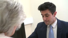 Γιατρός στη χειρουργική επέμβαση που μιλά με τον ανώτερο θηλυκό ασθενή φιλμ μικρού μήκους Γιατρός στη χειρουργική επέμβαση που μιλά με τον ανώτερο θηλυκό ασθενή φιλμ μικρού μήκους