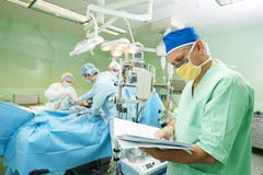 Γιατρός χειρούργων στο δωμάτιο λειτουργίας χειρουργικών επεμβάσεων στοκ εικόνες Γιατρός χειρούργων στο δωμάτιο λειτουργίας χειρουργικών επεμβάσεων στοκ εικόνες