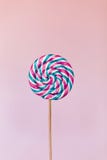 Γιγαντιαία καραμέλα lollipop στο ραβδί στοκ φωτογραφία με δικαίωμα ελεύθερης χρήσης Γιγαντιαία καραμέλα lollipop στο ραβδί στοκ φωτογραφία με δικαίωμα ελεύθερης χρήσης