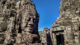 Γιγαντιαίο πρόσωπο στο ναό Καμπότζη Bayon στοκ εικόνες με δικαίωμα ελεύθερης χρήσης Γιγαντιαίο πρόσωπο στο ναό Καμπότζη Bayon στοκ εικόνες με δικαίωμα ελεύθερης χρήσης