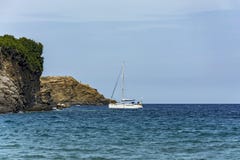 Γιοτ θάλασσας στο χώρο στάθμευσης στη δύσκολη ακτή στοκ φωτογραφία με δικαίωμα ελεύθερης χρήσης Γιοτ θάλασσας στο χώρο στάθμευσης στη δύσκολη ακτή στοκ φωτογραφία με δικαίωμα ελεύθερης χρήσης