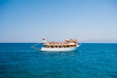 Γιοτ με τους τουρίστες που πλέουν με τη θάλασσα, υπόλοιπο για όλη την οικογένεια, κρουαζιέρα στα νησιά στοκ εικόνες με δικαίωμα ελεύθερης χρήσης Γιοτ με τους τουρίστες που πλέουν με τη θάλασσα, υπόλοιπο για όλη την οικογένεια, κρουαζιέρα στα νησιά στοκ εικόνες με δικαίωμα ελεύθερης χρήσης