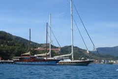 Γιοτ πολυτέλειας στο regatta ναυσιπλοΐας Ναυσιπλοΐα στον αέρα μέσω των κυμάτων στη θάλασσα στοκ φωτογραφία με δικαίωμα ελεύθερης χρήσης Γιοτ πολυτέλειας στο regatta ναυσιπλοΐας Ναυσιπλοΐα στον αέρα μέσω των κυμάτων στη θάλασσα στοκ φωτογραφία με δικαίωμα ελεύθερης χρήσης