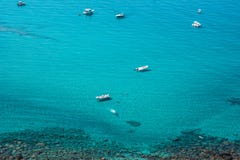 Γιοτ στην τυρκουάζ θάλασσα στοκ φωτογραφία Γιοτ στην τυρκουάζ θάλασσα στοκ φωτογραφία