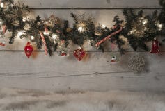 Γιρλάντα δέντρων πεύκων Χριστουγέννων με τα κόκκινα μπιχλιμπίδια, τους καλάμους καραμελών και τις διακοσμήσεις, που κρεμούν στο π Στοκ φωτογραφία με δικαίωμα ελεύθερης χρήσης Γιρλάντα δέντρων πεύκων Χριστουγέννων με τα κόκκινα μπιχλιμπίδια, τους καλάμους καραμελών και τις διακοσμήσεις, που κρεμούν στο π Στοκ φωτογραφία με δικαίωμα ελεύθερης χρήσης