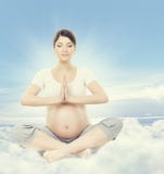 γιόγκα έγκυων γυναικών π&epsilon Η υγεία εγκυμοσύνης χαλαρώνει την άσκηση στοκ εικόνες γιόγκα έγκυων γυναικών π&epsilon Η υγεία εγκυμοσύνης χαλαρώνει την άσκηση στοκ εικόνες