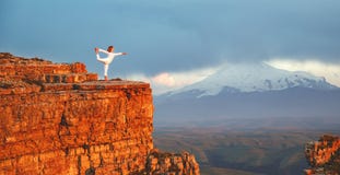 Γιόγκα πρακτικών γυναικών και meditates στα βουνά Στοκ Εικόνες Γιόγκα πρακτικών γυναικών και meditates στα βουνά Στοκ Εικόνες