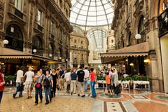 Γκαλερί τέχνης αγορών στο Μιλάνο Galleria Vittorio Emanuele ΙΙ, αυτό στοκ φωτογραφίες με δικαίωμα ελεύθερης χρήσης Γκαλερί τέχνης αγορών στο Μιλάνο Galleria Vittorio Emanuele ΙΙ, αυτό στοκ φωτογραφίες με δικαίωμα ελεύθερης χρήσης