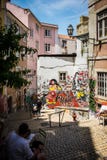 ΓκÏάφιτι Fado στην αλÎα στη Λισσαβώνα ΠοÏτογαλία με μια συνεδÏίαση κυÏÎ¯Ï στοκ εικόνες ΓκÏάφιτι Fado στην αλÎα στη Λισσαβώνα ΠοÏτογαλία με μια συνεδÏίαση κυÏÎ¯Ï στοκ εικόνες