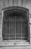 Γκρίζα πόρτα δικτυωτού πλέγματος χάλυβα κάτω από τη γέφυρα στοκ εικόνες Γκρίζα πόρτα δικτυωτού πλέγματος χάλυβα κάτω από τη γέφυρα στοκ εικόνες