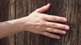 Γλιστρώντας χέρι γυναικών ενάντια στην παλαιά ξύλινη πόρτα σε σε αργή κίνηση Θηλυκή τραχιά επιφάνεια αφής χεριών του ξύλου φιλμ μικρού μήκους Γλιστρώντας χέρι γυναικών ενάντια στην παλαιά ξύλινη πόρτα σε σε αργή κίνηση Θηλυκή τραχιά επιφάνεια αφής χεριών του ξύλου φιλμ μικρού μήκους