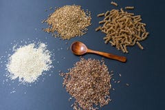 Γλουτένη-ελεύθερα προϊόντα: φαγόπυρο, quinoa, einkorn polba, που συλλαβίζουν, eincorn, emmer ζυμαρικά σίτου και νουντλς αλευριού στοκ φωτογραφίες Γλουτένη-ελεύθερα προϊόντα: φαγόπυρο, quinoa, einkorn polba, που συλλαβίζουν, eincorn, emmer ζυμαρικά σίτου και νουντλς αλευριού στοκ φωτογραφίες