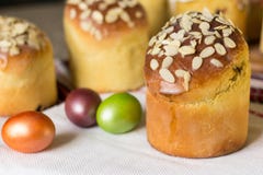 Γλυκό κέικ Πάσχας kulich που ολοκληρώνεται με τις νιφάδες αμυγδάλων με τα χρωματισμένα αυγά r στοκ εικόνα με δικαίωμα ελεύθερης χρήσης Γλυκό κέικ Πάσχας kulich που ολοκληρώνεται με τις νιφάδες αμυγδάλων με τα χρωματισμένα αυγά r στοκ εικόνα με δικαίωμα ελεύθερης χρήσης
