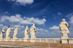 Γλυπτά στην κορυφή της παπικής βασιλικής του ST Peter στο Βατικανό στοκ φωτογραφίες Γλυπτά στην κορυφή της παπικής βασιλικής του ST Peter στο Βατικανό στοκ φωτογραφίες