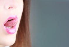 Γλώσσα και προκλητικό στόμα Όμορφο χείλι, κραγιόν και lipgloss, εμπαθές Χείλι γυναικών, θηλυκά χείλια Προκλητικά χείλια, γλώσσα έ στοκ φωτογραφία με δικαίωμα ελεύθερης χρήσης Γλώσσα και προκλητικό στόμα Όμορφο χείλι, κραγιόν και lipgloss, εμπαθές Χείλι γυναικών, θηλυκά χείλια Προκλητικά χείλια, γλώσσα έ στοκ φωτογραφία με δικαίωμα ελεύθερης χρήσης