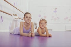 Γοητεία δύο νέων ballerinas που ασκούν στην κατηγορία μπαλέτου στοκ εικόνες Γοητεία δύο νέων ballerinas που ασκούν στην κατηγορία μπαλέτου στοκ εικόνες