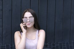Γοητευτικό κορίτσι με την καθιερώνουσα τη μόδα συσκευή που απολαμβάνει τη συνομιλία στοκ εικόνες Γοητευτικό κορίτσι με την καθιερώνουσα τη μόδα συσκευή που απολαμβάνει τη συνομιλία στοκ εικόνες