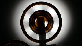 Γρήγορα ξανατυλίξτε την ταινία στον παλαιό αναδρομικό προβολέα κινηματογράφων απόθεμα βίντεο Γρήγορα ξανατυλίξτε την ταινία στον παλαιό αναδρομικό προβολέα κινηματογράφων απόθεμα βίντεο