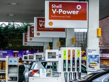 Γραμμή αντλιών στο πρατήριο καυσίμων της Shell, Chorleywood στοκ φωτογραφία Γραμμή αντλιών στο πρατήριο καυσίμων της Shell, Chorleywood στοκ φωτογραφία