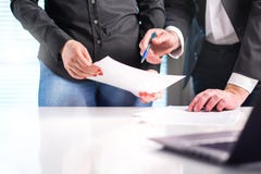 γραφείο ένα επιχειρηματιών επιχειρησιακών επιχειρηματιών άλλο τηλέφωνο ανθρώπων που μιλά μαζί δύο που λειτουργούν στοκ εικόνες γραφείο ένα επιχειρηματιών επιχειρησιακών επιχειρηματιών άλλο τηλέφωνο ανθρώπων που μιλά μαζί δύο που λειτουργούν στοκ εικόνες