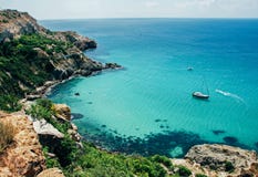 Γραφική άποψη της μπλε καθαρής θάλασσας, των βράχων και των πράσινων δέντρων στοκ φωτογραφία με δικαίωμα ελεύθερης χρήσης Γραφική άποψη της μπλε καθαρής θάλασσας, των βράχων και των πράσινων δέντρων στοκ φωτογραφία με δικαίωμα ελεύθερης χρήσης