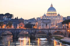 Γραφικό τοπίο της βασιλικής του ST Peters πέρα από Tiber στη Ρώμη, Ιταλία Στοκ εικόνες με δικαίωμα ελεύθερης χρήσης Γραφικό τοπίο της βασιλικής του ST Peters πέρα από Tiber στη Ρώμη, Ιταλία Στοκ εικόνες με δικαίωμα ελεύθερης χρήσης
