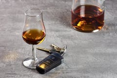 Γυαλί και μπουκάλι του ουίσκυ στα κλειδιά πετρών επιτραπέζιων κορυφών και αυτοκινήτων Οδήγηση στη μέθη στοκ φωτογραφία με δικαίωμα ελεύθερης χρήσης Γυαλί και μπουκάλι του ουίσκυ στα κλειδιά πετρών επιτραπέζιων κορυφών και αυτοκινήτων Οδήγηση στη μέθη στοκ φωτογραφία με δικαίωμα ελεύθερης χρήσης
