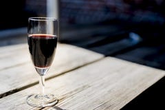 Γυαλί του κόκκινου λιμένα, στον ξύλινο πίνακα στοκ εικόνες Γυαλί του κόκκινου λιμένα, στον ξύλινο πίνακα στοκ εικόνες
