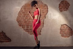 Γυναίκα Afro μετά από τη γυμναστική workout στοκ φωτογραφία Γυναίκα Afro μετά από τη γυμναστική workout στοκ φωτογραφία