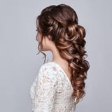Γυναίκα Brunette με τη μακριά και λαμπρή σγουρή τρίχα στοκ φωτογραφία Γυναίκα Brunette με τη μακριά και λαμπρή σγουρή τρίχα στοκ φωτογραφία