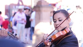 Γυναίκα Mariachi που παίζει ένα βιολί στη δημόσια πλατεία απόθεμα βίντεο Γυναίκα Mariachi που παίζει ένα βιολί στη δημόσια πλατεία απόθεμα βίντεο