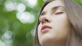 Γυναίκα meditates υπαίθρια, εστίαση ραφιών, όμορφο πρόσωπο, εσωτερικός ναός ψυχικής ηρεμίας απόθεμα βίντεο Γυναίκα meditates υπαίθρια, εστίαση ραφιών, όμορφο πρόσωπο, εσωτερικός ναός ψυχικής ηρεμίας απόθεμα βίντεο