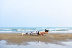 Γυναίκα Planking που τεντώνει την ευκίνητη παραλία τρόπου ζωής κατάρτισης υγιή στοκ εικόνες Γυναίκα Planking που τεντώνει την ευκίνητη παραλία τρόπου ζωής κατάρτισης υγιή στοκ εικόνες