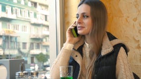 Γυναίκα Smartphone που έχει την περιστασιακή συνομιλία επάνω απόθεμα βίντεο Γυναίκα Smartphone που έχει την περιστασιακή συνομιλία επάνω απόθεμα βίντεο