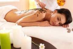 Γυναίκα SPA Brunette που παίρνει μια θαλάσσια επεξεργασία περικαλυμμάτων αλγών στη SPA στοκ φωτογραφίες Γυναίκα SPA Brunette που παίρνει μια θαλάσσια επεξεργασία περικαλυμμάτων αλγών στη SPA στοκ φωτογραφίες