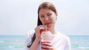 Γυναίκα Vegan με το καταφερτζή φραουλών ενάντια στη θάλασσα σε σε αργή κίνηση Το κατάλληλο θηλυκό απολαμβάνει τον υγιή τρόπο ζωής απόθεμα βίντεο Γυναίκα Vegan με το καταφερτζή φραουλών ενάντια στη θάλασσα σε σε αργή κίνηση Το κατάλληλο θηλυκό απολαμβάνει τον υγιή τρόπο ζωής απόθεμα βίντεο