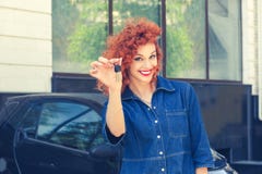 Γυναίκα, αγοραστής κοντά στο νέο αυτοκίνητό της που παρουσιάζει δίνοντας τα κλειδιά στοκ φωτογραφία με δικαίωμα ελεύθερης χρήσης Γυναίκα, αγοραστής κοντά στο νέο αυτοκίνητό της που παρουσιάζει δίνοντας τα κλειδιά στοκ φωτογραφία με δικαίωμα ελεύθερης χρήσης