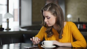 Γυναίκα ελέγχοντας το smartphone και που πηγαίνει νευρικά που περιμένει στον καφέ, μακριά, κακή ημερομηνία απόθεμα βίντεο Γυναίκα ελέγχοντας το smartphone και που πηγαίνει νευρικά που περιμένει στον καφέ, μακριά, κακή ημερομηνία απόθεμα βίντεο