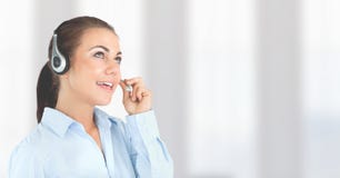 Γυναίκα εξυπηρέτησης πελατών με το φωτεινό υπόβαθρο στο τηλεφωνικό κέντρο στοκ εικόνα με δικαίωμα ελεύθερης χρήσης Γυναίκα εξυπηρέτησης πελατών με το φωτεινό υπόβαθρο στο τηλεφωνικό κέντρο στοκ εικόνα με δικαίωμα ελεύθερης χρήσης