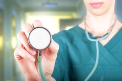 Γυναίκα ιατρών που κρατά μια εστίαση στηθοσκοπίων στο στηθοσκόπιο στοκ φωτογραφία με δικαίωμα ελεύθερης χρήσης Γυναίκα ιατρών που κρατά μια εστίαση στηθοσκοπίων στο στηθοσκόπιο στοκ φωτογραφία με δικαίωμα ελεύθερης χρήσης