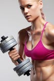 Γυναίκα ικανότητας bodybuilder με τους αλτήρες ξανθό κορίτσι ομορφιάς με τους μυς στοκ φωτογραφίες Γυναίκα ικανότητας bodybuilder με τους αλτήρες ξανθό κορίτσι ομορφιάς με τους μυς στοκ φωτογραφίες