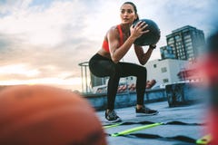 Γυναίκα ικανότητας που κάνει workout στη στέγη στοκ φωτογραφίες με δικαίωμα ελεύθερης χρήσης Γυναίκα ικανότητας που κάνει workout στη στέγη στοκ φωτογραφίες με δικαίωμα ελεύθερης χρήσης