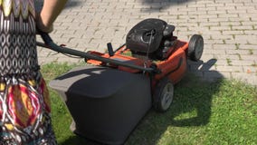 Γυναίκα κηπουρών στη διάστικτη φορεμάτων ώθησης χορτοταπήτων χλόη λιβαδιών θεριστών τέμνουσα 4K απόθεμα βίντεο Γυναίκα κηπουρών στη διάστικτη φορεμάτων ώθησης χορτοταπήτων χλόη λιβαδιών θεριστών τέμνουσα 4K απόθεμα βίντεο
