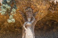 Γυναίκα με ένα άγαλμα βάζων στο πάρκο Guell, Βαρκελώνη, Ισπανία στοκ εικόνες Γυναίκα με ένα άγαλμα βάζων στο πάρκο Guell, Βαρκελώνη, Ισπανία στοκ εικόνες