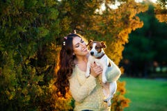 Γυναίκα με ένα αγαπημένο τεριέ του Jack Russell φυλής σκυλιών που παίζει στον όμορφο κήπο στοκ φωτογραφία με δικαίωμα ελεύθερης χρήσης Γυναίκα με ένα αγαπημένο τεριέ του Jack Russell φυλής σκυλιών που παίζει στον όμορφο κήπο στοκ φωτογραφία με δικαίωμα ελεύθερης χρήσης